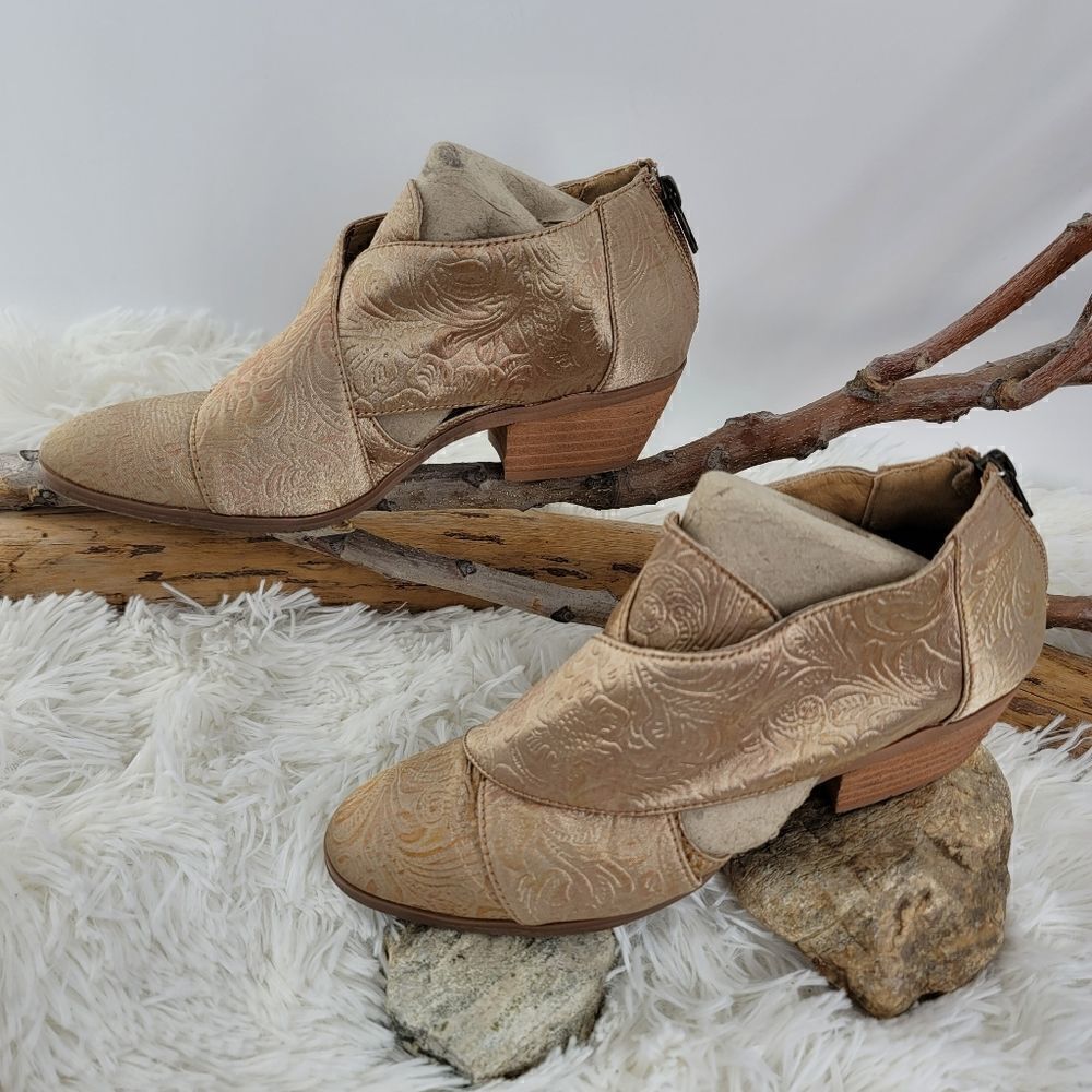 Very volatile brocade shoes with heels (K)